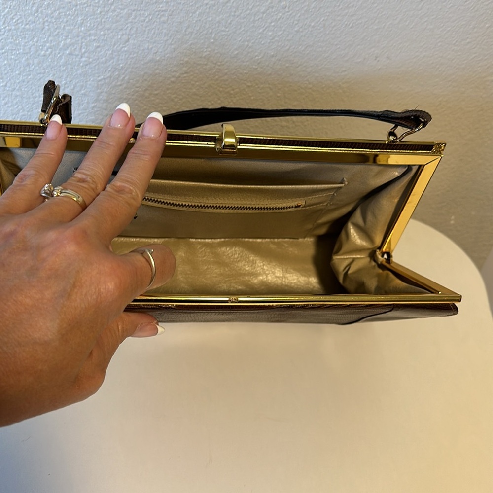 Vintage brown snakeskin handbag w/gold metal hardware Mid-century snap close. - Picture 5 of 6